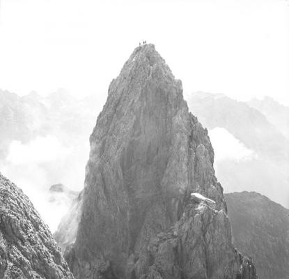 Az olaszországi Dolomitokban a két Eötvös lány, Ilona és Rolanda túravezetőikkel mászás közben.